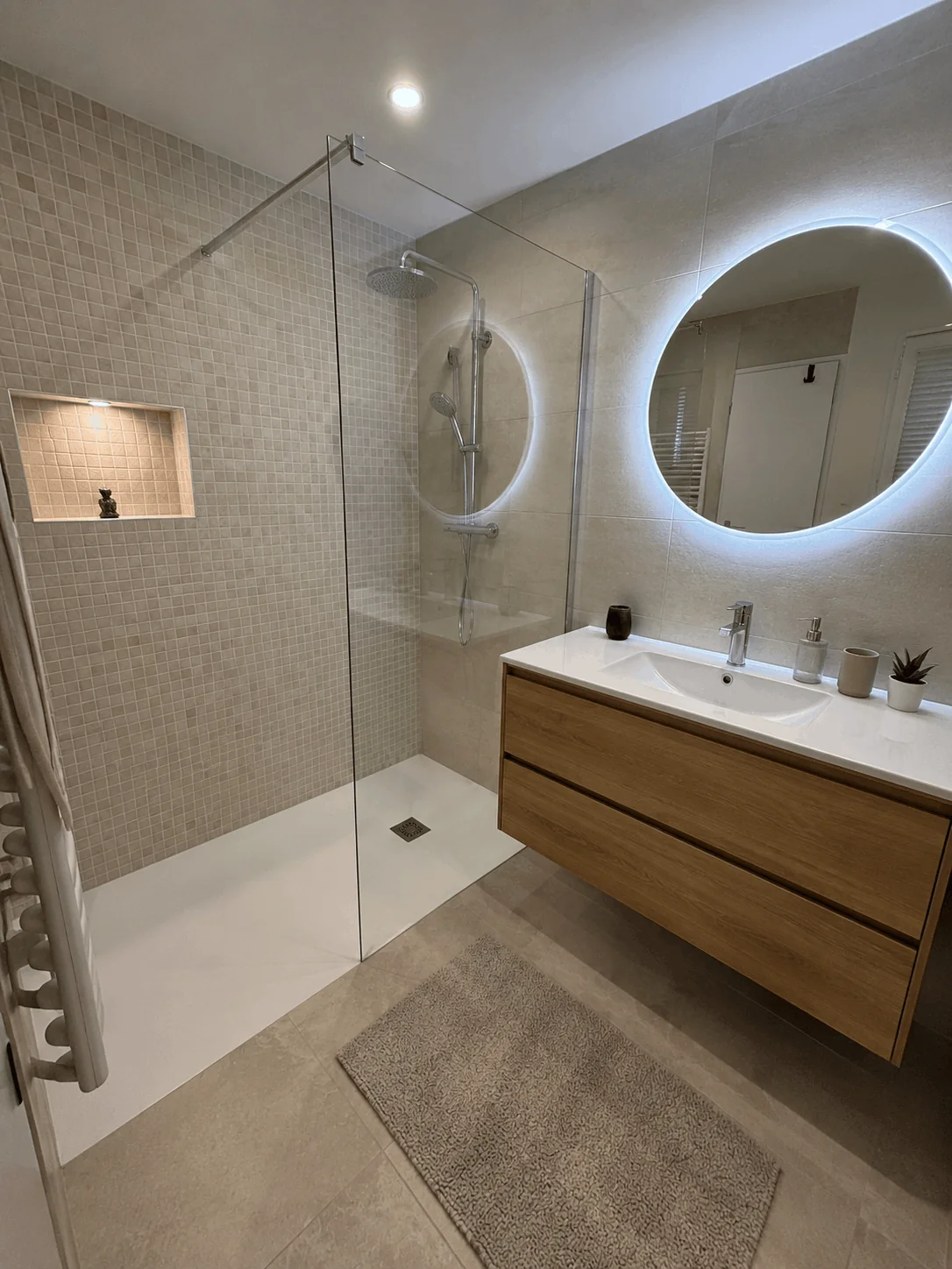 Salle de bain rénovée avec douche à l'italienne et carrelage mural mosaïque à Bonchamp-lès-Laval